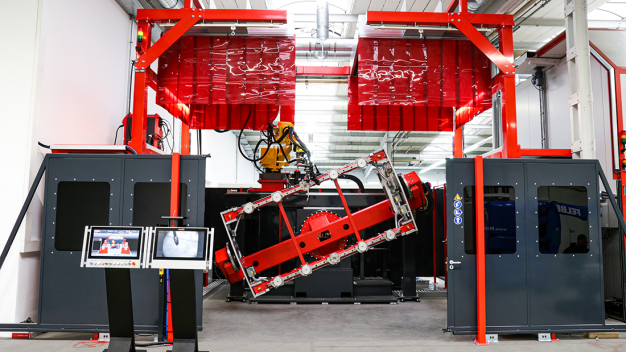 Die Roboterschweißzellen im Fronius Prototypen-Zentrum sind mit modernster Spann-, Sensor- und Schweißtechnik – etwa dem CMT-Prozess – ausgestattet. (Foto: Fronius International GmbH) / The robot welding cells in the Fronius prototyping centre are equipped with the latest clamping, sensor, and welding technology – such as the CMT process. (Photo: Fronius International GmbH)