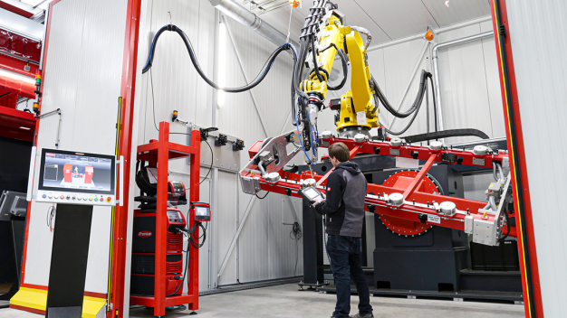 Der LaserHybrid Prozess sorgt für schnelle, sichere und verzugsarme Nähte – insbesondere bei großen Bauteilen wie etwa Batteriewannen. (Foto: Fronius International GmbH) / The LaserHybrid process ensures fast, reliable seams with low levels of distortion – especially for large components such as battery trays. (Photo: Fronius International GmbH)