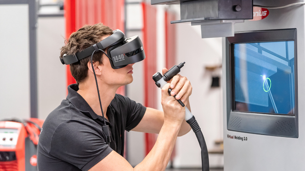 Virtual Welding bringt die neueste Technologie der Unterhaltungselektronik in die Schweißausbildung. (Foto: Fronius International GmbH) / Virtual Welding combines state-of-the-art consumer electronics technology with welder training. (Copyright: Fronius International GmbH)