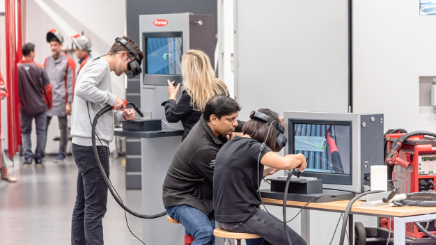 Virtual Welding ist in 2 Versionen (Standup-Terminal oder Mobile-Case) und in über 20 Sprachen verfügbar. Erlernt werden können damit MIG/MAG manuell, WIG, E-Hand, MIG/MAG Robotics. (Foto: Fronius International GmbH) / Virtual Welding is available in two versions (StandUp terminal or Mobile Case) and more than 20 languages. It can be used to master manual MIG/MAG, TIG, manual metal arc welding, MIG/MAG Robotics. (Copyright: Fronius International GmbH)