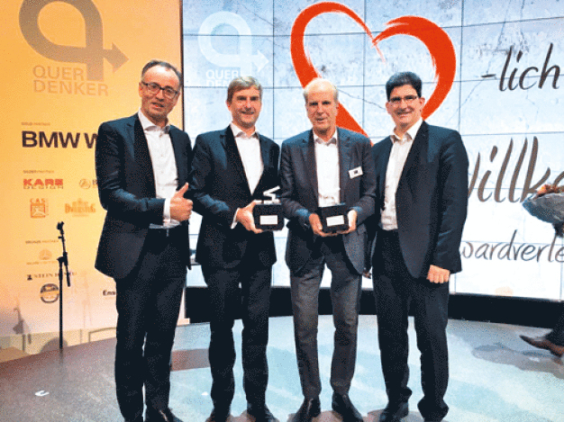 Bei der Preisverleihung in der BMW-Welt in München, v.l.: Dr. Martin Schönheit (Dr. Schönheit + Partner), Dr. Felix Fremerey (Chief Process Officer der PAUL HARTMANN AG), Dr. Jürgen Heraeus (Heraeus Holding GmbH, Querdenker-Ehrenpreis für sein Lebenswerk), Michael Heel (Projektleiter für das Medical Innovation Center der PAUL HARTMANN AG) 