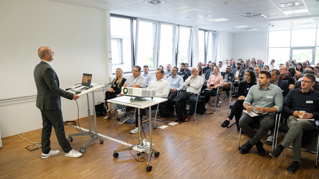 Raimund Föhrenbacher, Geschäftsführer der Testo Industrial Services GmbH, begrüßte die Unternehmensvertreter namhafter Firmen aus der Pharmaindustrie.