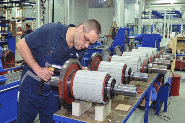 Ralf Stumpf montiert bei Ziehl-Abegg im neuen Werk in Kupferzell einen Aufzugsmotor ZAtop. (Foto: Ziehl-Abegg / Achim Köpf)