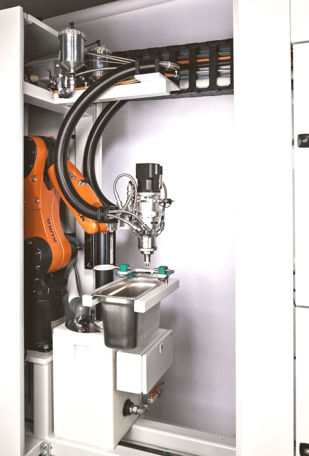Die kompakte, platzsparende Roboter-Dosierzelle DC-RS250 von RAMPF setzt auf den Kleinroboter KUKA KR AGILUS. / The compact, space-saving DC-RS250 robot dispensing cell incorporates the small robot KUKA KR AGILUS.