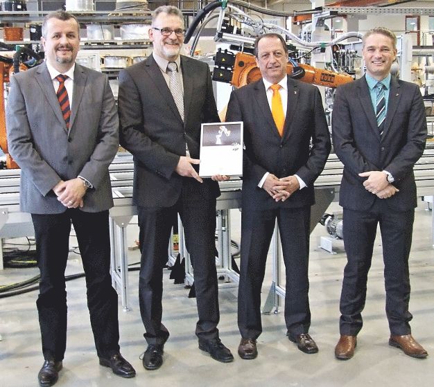 Wollen die Systempartnerschaft erfolgreich fortführen (von links nach rechts): Konrad Till, Leiter Materialwirtschaft bei RAMPF Production Systems, Bernd Faller, Geschäftsführer von RAMPF Production Systems, Josef Oberhoffner, Vertriebsleiter General Industry Deutschland, Niederlassung Süd/Ost bei der KUKA Roboter GmbH, und Bernd Besserer, Gebietsbetreuer Süd bei der KUKA Roboter GmbH. / Ready to continue the successful system partnership (from left to right): Konrad Till, Head of Materials Management at RAMPF Production Systems, Bernd Faller, Managing Director of RAMPF Production Systems, Josef Oberhoffner, Sales Manager General Industry Germany, Branch South/East at KUKA Roboter GmbH, and Bernd Besserer, Regional Manager South at KUKA Roboter GmbH.