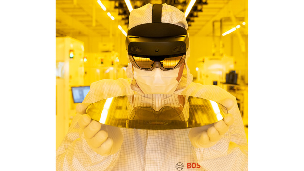 Bosch nutzt im Dresdner Halbleiterwerk Augmented Reality (AR). Dank smarter AR-Datenbrillen oder Tablets werden Nutzern digitale Inhalte in die reale Umgebung eingeblendet. (Foto: Bosch) / In its Dresden plant, Bosch is making use of augmented reality (AR). Thanks to smart AR glasses and tablets, users will be able to see digital content superimposed on the real environment. (Picture: Bosch)