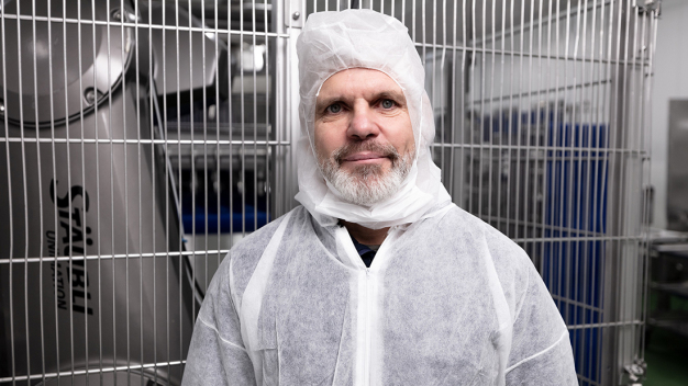 Rainer Bonfig, Geschäftsführer der bsb robot systems GmbH: Sein Unternehmen hat die Roboterzelle unter Einhaltung strengster Hygienevorgaben realisiert. (Copyright: Stäubli Tec-Systems GmbH Robotics) / Rainer Bonfig, Managing Director of bsb robot systems GmbH: His company realized the robot cell in compliance with the strictest hygiene requirements. (Copyright: Stäubli Tec-Systems GmbH Robotics)