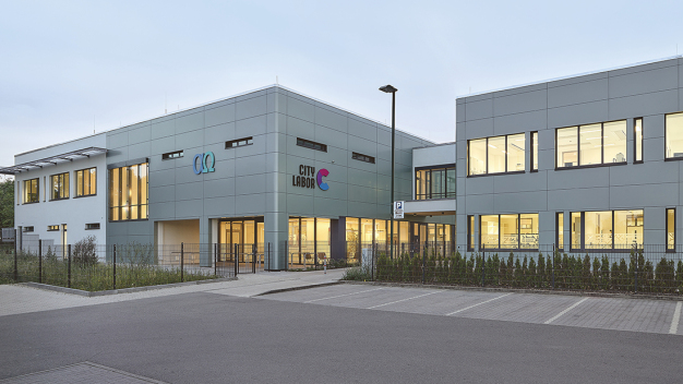 Der Neubau der alphaomega Labor GbR in Leipzig erhielt ein maßgeschneidertes Beleuchtungskonzept, das komplett mit hochwertigen Leuchten von Regiolux umgesetzt wurde. (Foto: Michael Moser, Leipzig, für Regiolux)