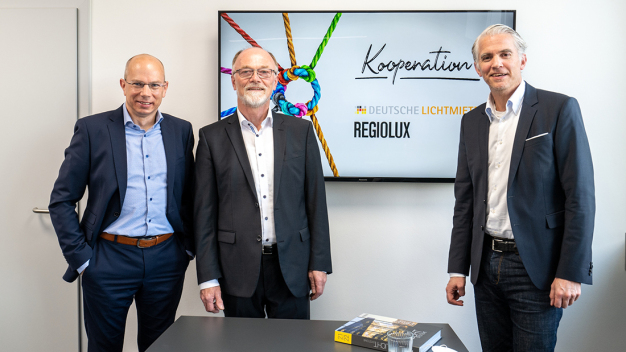 Marco Steffenmunsberg (links), Geschäftsführer der Regiolux GmbH, und Stephan Ketterer (rechts), Leiter Business Development Kooperationen bei der Deutsche Lichtmiete AG, beim gemeinsamen Termin in Königsberg/Bayern. In der Mitte: Karlheinz Kriegsmann, Verkaufsleiter Key Account bei Regiolux. (Foto: Frank Freihofer, Kitzingen, für Regiolux und Deutsche Lichtmiete)