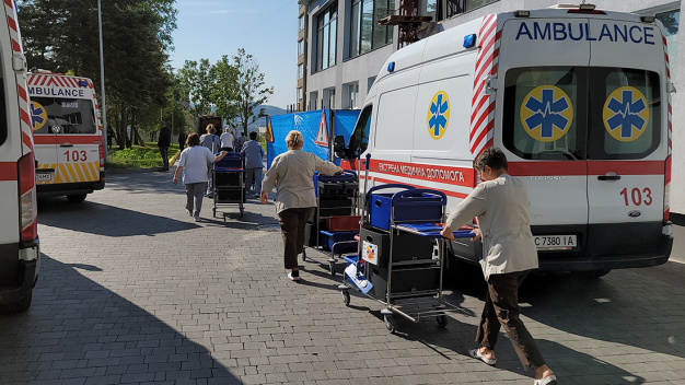 Reinigungsteam in Lviv nimmt Lieferung entgegen