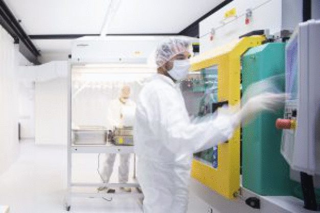 Für die medizinischen Tests produzierte 1zu1 Prototypen die Spritzgussteile im neu eröffneten Reinraum. Für die medizinischen Tests produzierte 1zu1 Prototypen die Spritzgussteile im neu eröffneten Reinraum.