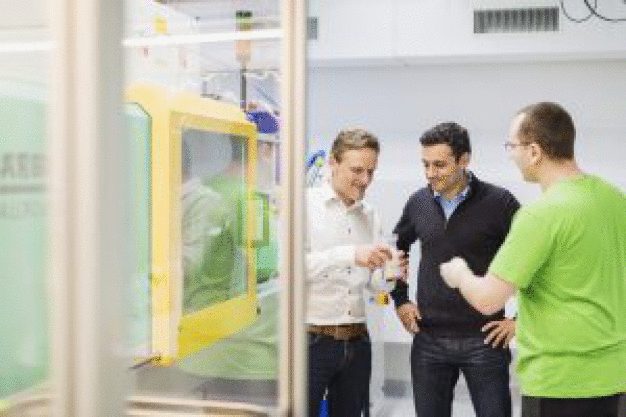 Wolfgang Spiegel, 1zu1 Prototypen (links), und Daniel Quidiello, Weidmann Medical Technology (Mitte), begutachten die produzierten Spritzgussteile. Wolfgang Spiegel, 1zu1 Prototypen (links), und Daniel Quidiello, Weidmann Medical Technology (Mitte), begutachten die produzierten Spritzgussteile.