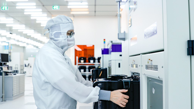 300 mm Reinraum des Fraunhofer IPMS. © Fraunhofer FEP / 300 mm cleanroom at Fraunhofer IPMS. © Fraunhofer FEP