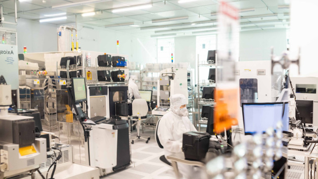 Blick in den 200-mm-Reinraum des Fraunhofer IPMS. © Fraunhofer IPMS / 200-mm-cleanroom at Fraunhofer IPMS. © Fraunhofer IPMS