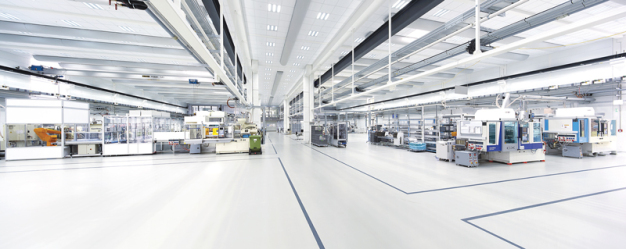 Der Reinraum in der neuen Produktionshalle, weltweit einer der größten Reinräume für Spritzguss-Produkte (ca. 3.200 m²) 