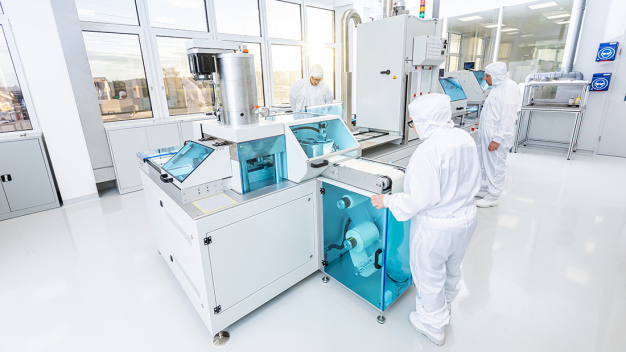 Blick in einen Reinraum bei PI Ceramic mit einer Anlage für die Multilayer-Folientechnologie. (Copyright: www.sebastian-reuter.de/PI Ceramic) Blick in einen Reinraum bei PI Ceramic mit einer Anlage für die Multilayer-Folientechnologie. (Copyright: www.sebastian-reuter.de/PI Ceramic)