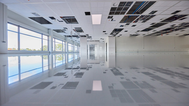 Die neue Produktionshalle der Eduard Gerlach GmbH, Lübbecke, mit dem chemisch und mechanisch hoch widerstandsfähigen, reinraumgeprüften Epoxidharz-Bodenbeschichtungssystem StoFloor Cleanroom KU 601. Weitere Bereiche erhielten das leitfähige und ebenfalls reinraumgeprüfte System StoFloor ESD KU 611. (Foto: MT-Fotos)
