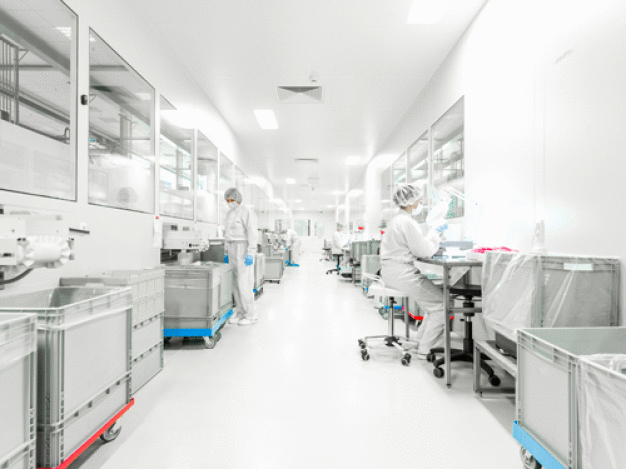 Reinraumproduktion bei Riegler am Standort Mühltal: In insgesamt 10 Reinräumen der ISO Klasse 7 an drei Standorten werden Systeme für die Diagnostik, Medizintechnik- und Pharmabranche produziert.