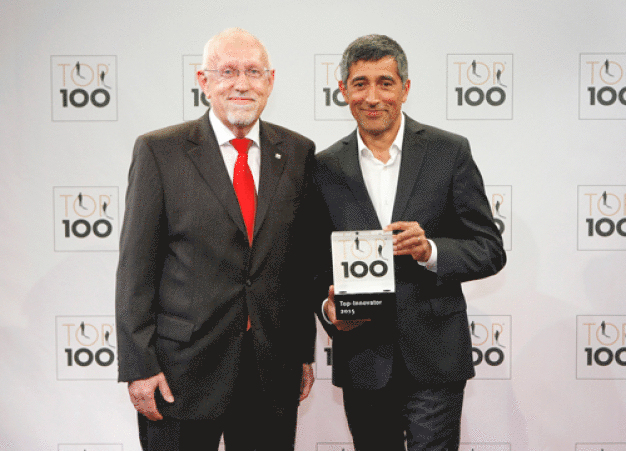Ranga Yogeshwar überreichte Geschäftsführer Hartmut Hoffmann die TOP100-Auszeichnung.