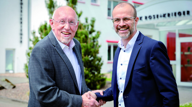 Dr.-Ing. Gregor Langer (r.) übernimmt zum 1. Juli 2021 die Geschäftsführung der RK Rose+Krieger GmbH von Hartmut Hoffmann (l.), der sich in den Ruhestand verabschiedet. 