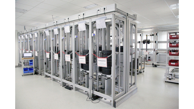 In seinem Prüflabor führt RK Rose+Krieger umfangreiche Tests in allen Produktbereichen durch – im Vordergrund Prüfstände für elektrische Hubsäulen (Bild: RK Rose+Krieger) In seinem Prüflabor führt RK Rose+Krieger umfangreiche Tests in allen Produktbereichen durch – im Vordergrund Prüfstände für elektrische Hubsäulen (Bild: RK Rose+Krieger)