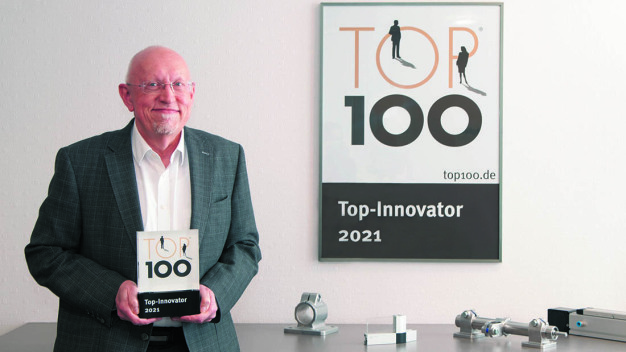 Große Freude bei RK Rose+Krieger Geschäftsführer Hartmut Hoffmann: zum zehnten Mal in Folge erhielt RK Rose+Krieger die Top-100-Auszeichnung – in diesem Jahr für nachhaltige Innovations- und Verbesserungsprozesse.