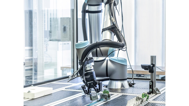 Das Forschungsprojekt »Rob-aKademI« möchte die Roboterprogrammierung für Montageaufgaben deutlich vereinfachen. (Quelle: Fraunhofer IPA/Foto: Rainer Bez)