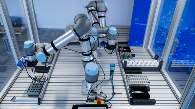 Roboterzelle für Probenhandling © robominds