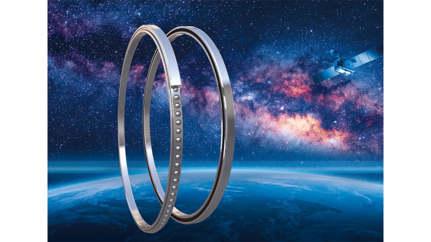 Rodriguez ontwikkelt speciaal aangepaste dunne-ringlagers voor veeleisende ruimte-toepassingen – van robotarmen tot beweegbare satellietsysteem. Beeldcompositie: door AI gegenereerde achtergrond met Adobe Firefly; productafbeeldingen: © Rodriguez GmbH.