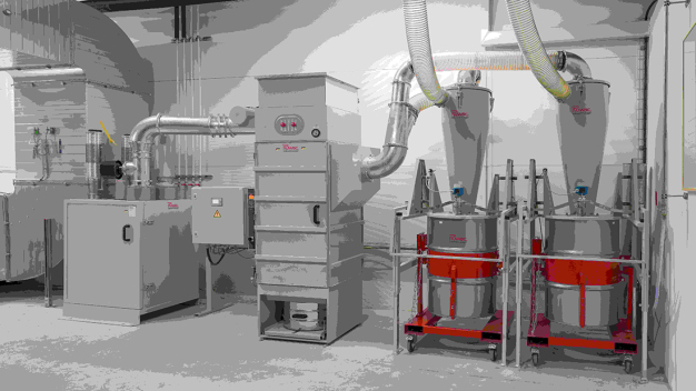 Die zweite Absauganlage in der Kunststoffproduktion mit zwei Zyklon-Vorabscheidern (rechts), Filtereinheit (Mitte, wiederum aus der DS6-Serie) und Antriebsaggregat (links). (Bild: Ruwac)