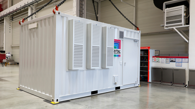 Clever kombiniert: Hier trifft robuster Container auf smarte, energieeffiziente Outdoor-Klimatisierung. Das Duo schafft gemeinsam ein sattes Drittel weniger Energieverbrauch. (Quelle: Rittal GmbH & Co. KG)