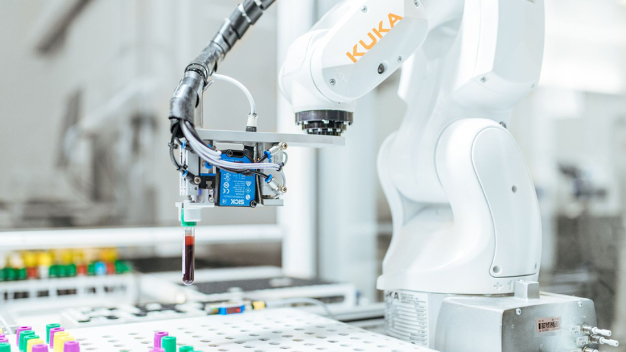 Das Universitätsklinikum Aalborg setzt auf automatisierte Lösungen, damit Roboter das Personal beim Blutproben-Handling entlasten. (Kuka) / Aalborg University Hospital relieved laboratory personnel of the burden of handling blood samples by means of automated solutions. (Kuka)