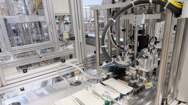 PIA Automation bietet vollautomatische Montagelinien für die Hochgeschwindigkeitsproduktion von Mundschutzmasken. (PIA) / PIA Automation provides fully automatic assembly lines for high-speed production of face masks. (PIA)