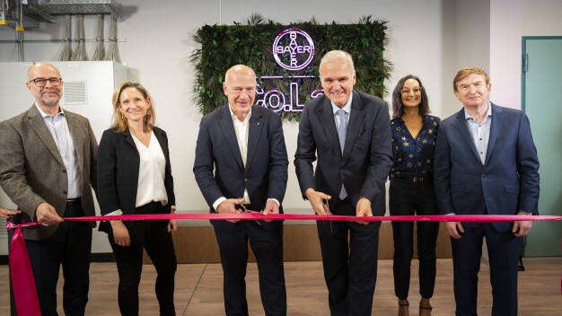 Eröffnung des Bayer Co.Lab Berlin: (v.l.n.r) Christian Rommel, Leiter Forschung und Entwicklung von Bayer Pharmaceuticals; Verena Schöwel-Wolf, CEO von MyoPax; Kai Wegner, Regierender Bürgermeister von Berlin;Stefan Oelrich, Mitglied des Vorstands der Bayer AG und Leiter der Division Pharmaceuticals; Ruth Shah, Leiterin von Bayer Co.Lab Berlin; Friedemann Janus, Leiter Business Development & Licensing, Co.Lab, Regional und Devestitionen. / Inauguration of the Bayer Co.Lab Berlin: (f.l.t.r.) Christian Rommel, Head of Research and Development at Bayer Pharmaceuticals; Verena Schöwel-Wolf, CEO of MyoPax; Kai Wegner, Governing Mayorof Berlin; Stefan Oelrich, Member of Board of Management of Bayer AG and Head of the Pharmaceuticals Division; Ruth Shah, Head of Bayer Co.Lab Berlin; Friedemann Janus, Head of Business Development & Licensing, Co.Lab, Regional and Divestitures.
