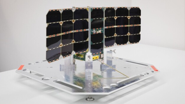 Satelity, takie jak ten mały satelita z TU Berlin, są wtedy zależne od baterii, gdy na swojej orbicie przelecą przez cień Ziemi i ich panele słoneczne nie będą mogły generować energii.