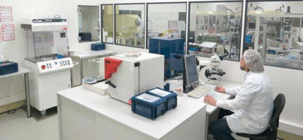 Entscheidet sich der Hersteller für ein eigenes Labor, ist eine direkte Implementierung der entsprechenden Prozessschritte in die Fertigungslinie ratsam. (Quelle: Nerling Systemräume GmbH)