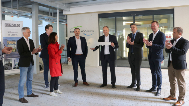 Schlüsselübergabe am Klinikum Hochrhein in Waldshut; von links nach rechts: Hans-Jürgen Ott, Ärztlicher Direktor und Chefarzt Anästhesiologie, Intensiv- und Notfallmedizin Klinikum Hochrhein; Niklas Nüssle, Kreisvorsitzender des Kreisverbandes Waldshut Bündnis 90/Die Grünen; Rita Schwarzelühr-Sutter, Parlamentarische Staatssekretärin des Bundesministeriums für Umwelt, Naturschutz und nukleare Sicherheit; Karsten Kußmann, Geschäftsführer Cadolto Modulbau GmbH; Dr. med. Hans-Peter Schlaudt, Geschäftsführer der Klinikum Hochrhein GmbH; Dr. Martin Kistler, Landrat des Landkreises Waldshut; Felix Schreiner, Abgeordneter im Deutschen Bundestag; Harald Würtenberger, Aufsichtsratsmitglied. (© Klinikum Hochrhein GmbH)