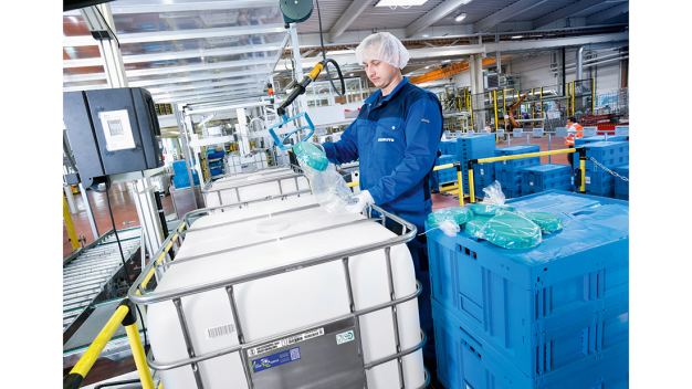 Besondere Präventionsmaßnahmen bei der Fertigung – somit entsprechen die IBCs den neuesten Sicherheitsanforderungen für Verpackungen empfindlicher Hygiene-Produkte. (Foto: SCHÜTZ)