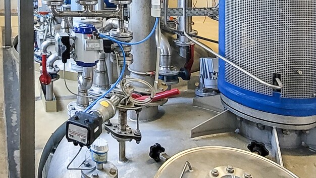 Una valvola a slitta di tipo 8043 di Schubert & Salzer regola il flusso di biossido di zolfo liquido e gassoso nel recipiente di reazione. (Copyright: Chemiewerk Bad Köstritz GmbH / Schubert & Salzer Control Systems GmbH)