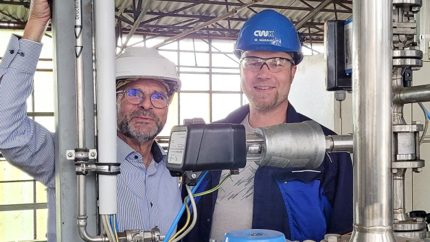 Dipl.-Ing. (FH) Marcus Nöthlich, ingegnere industriale nel settore dei composti di zolfo presso CWK (a destra), e Rainer Weigelt, responsabile vendite tecniche presso Schubert & Salzer, durante l'ispezione delle valvole utilizzate nello stabilimento chimico di Bad Köstritz. (Copyright: Chemiewerk Bad Köstritz GmbH / Schubert & Salzer Control Systems GmbH)