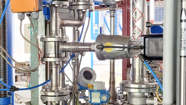 Oltre al biossido di zolfo per la produzione di tiosolfato, le valvole a farfalla regolano anche vapore, zolfo liquido e altri mezzi liquidi e gassosi in una vasta gamma di applicazioni presso CWK. (Copyright: Chemiewerk Bad Köstritz GmbH / Schubert & Salzer Control Systems GmbH)