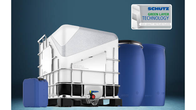 In die IBC-Innenbehälter und Fasskörper der Produktlinie Green Layer bringt Schütz mit einem Anteil von 30 % hochqualitatives, naturfarbenes Recyclingmaterial ein, das das Unternehmen im Rahmen seines weltweiten Rücknahmeprogramms für entleerte Verpackungen selbst wiedergewinnt. (Foto: Schütz)
