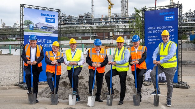 de gauche à droite : Veit Enders (Membre du Conseil d'administration de SCHÜTZ), Prof. Dr. Klaus Blettner (Maire de la ville de Ludwigshafen), Helmut Winterling (Président des sites européens de BASF), Udo Schütz (Fondateur du groupe SCHÜTZ), Uwe Lohr (Senior Vice President Procurement indirect mondial chez BASF), Roland Straßburger (CEO de SCHÜTZ), Matthias Dohrn (Président des achats mondiaux chez BASF). (Photo : Schütz)