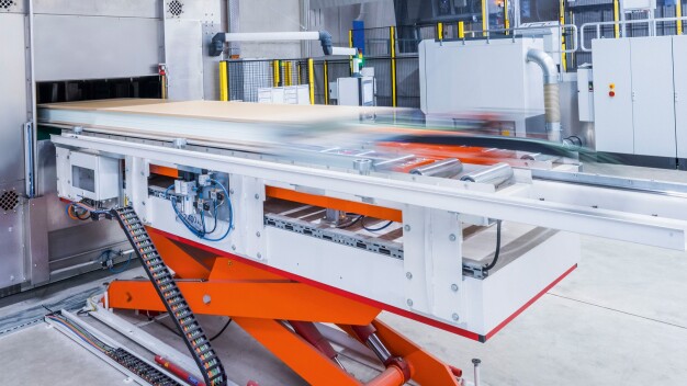 Am Standort Selters sorgen zwei unabhängige, redundante Produktionslinien für die Liefersicherheit des CORMASTER® Leichtbauwerkstoffs. (Foto: SCHÜTZ) / At the Selters site, two independent, redundant production lines ensure a consistent and reliable supply of the CORMASTER® lightweight material. (Photo: SCHÜTZ)