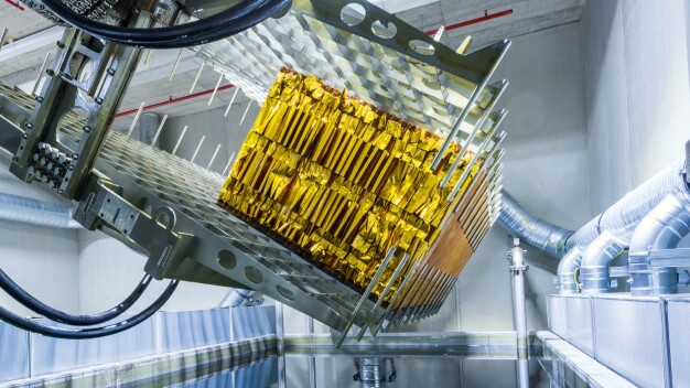 Die Anlagen können Wabenblöcke hoch automatisiert fertigen. (Foto: SCHÜTZ) / The systems produce honeycomb blocks in a highly automated process. (Photo: SCHÜTZ)