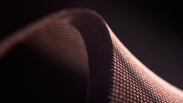 Das CORMASTER® Wabenmaterial basiert auf Aramidpapier und zeichnet sich durch herausragende mechanische Festigkeit bei minimalem Eigengewicht aus. (Foto: SCHÜTZ) / The CORMASTER® honeycomb material is based on aramid paper and is characterised by outstanding mechanical strength and minimal weight. (Photo: SCHÜTZ)
