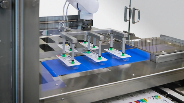 Grundsätzlich kann auf Basis von Single- oder Multipicks entladen werden, an der Demoanlage ist ein Fünffach-Vakuumgreifer im Einsatz. © MULTIVAC / In principle, unloading can be based on single or multiple picks; the demo system uses a quintuple vacuum gripper. © MULTIVAC Grundsätzlich kann auf Basis von Single- oder Multipicks entladen werden, an der Demoanlage ist ein Fünffach-Vakuumgreifer im Einsatz. © MULTIVAC / In principle, unloading can be based on single or multiple picks; the demo system uses a quintuple vacuum gripper. © MULTIVAC