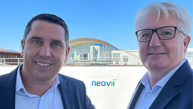 Sebastian Hofmann (links) übernimmt die Geschäftsführung der Neovii Biotech GmbH von CEO Dr. Christian Loss (rechts) Sebastian Hofmann (links) übernimmt die Geschäftsführung der Neovii Biotech GmbH von CEO Dr. Christian Loss (rechts)