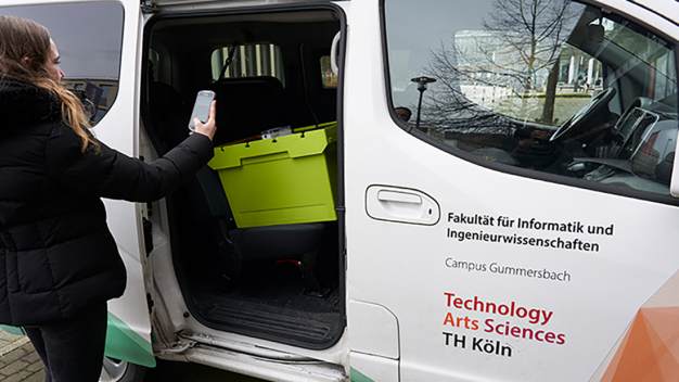 In mehreren Funktionstests, in denen der Prozessablauf einer Arzneimittellieferung simuliert wurde, konnte das Gesamtsystem bereits erfolgreich getestet werden. (Bild: Monika Probst/TH Köln)