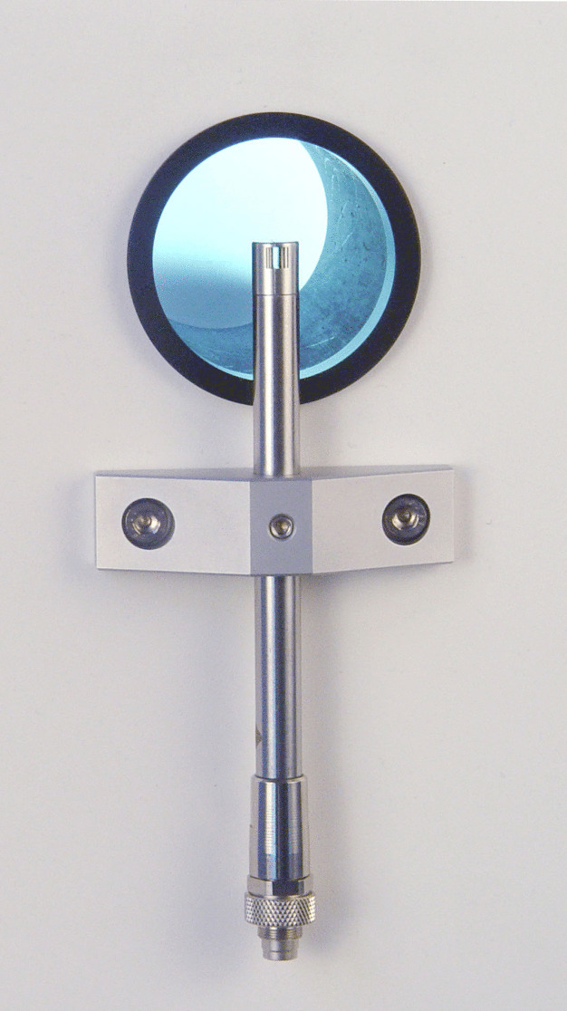 Abb. 4: Sensor mit Wandhalterung: Ca. 50 mm Durchmesser genügen, um die so genannte Überströmung sehr genau zu messen. (Bildquelle: Schmidt Technology)